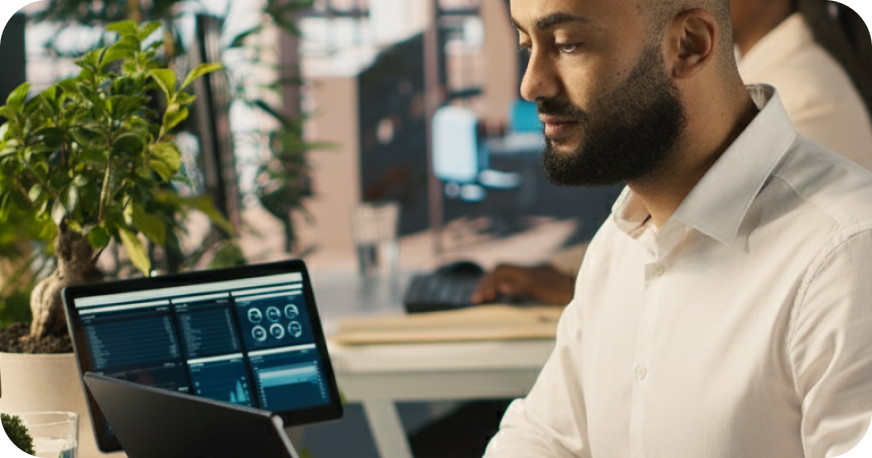 Homem trabalhando no computador